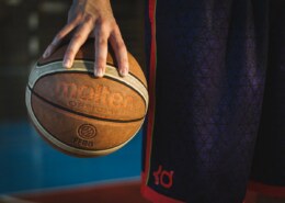 Hvor lang er en basketballkamp?