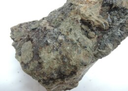 Kann Uran zum Färben von Edelsteinen auf Aluminiumoxidbasis verwendet werden??